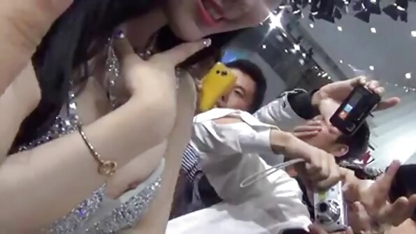 Jalang dengan rambut perang kerinting sedang menghisap dan menunggang zakar yang keras