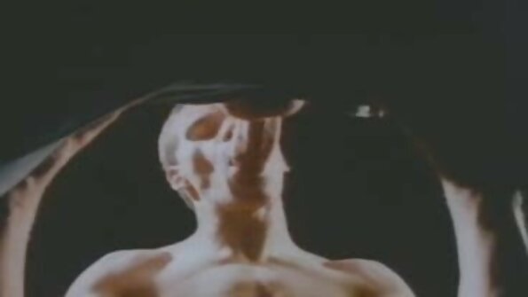 Seorang berambut perang dengan belakang yang seksi mendapat bibir farajnya yang ketat dijemari