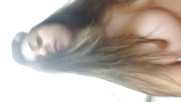 Seorang berambut perang dengan payudara yang besar dan seorang remaja dengan yang lebih kecil yang besar mengendalikan batang