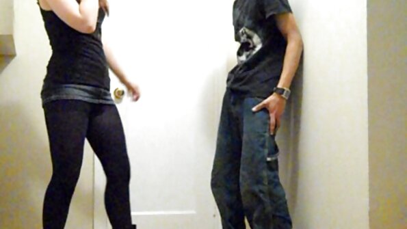 Seorang berambut perang dengan tatu semakin panas pantatnya dirempuh oleh zakar besar