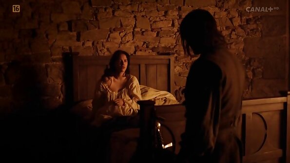 Seorang si rambut coklat berada di kaunter dapur, ditembusi dengan baik