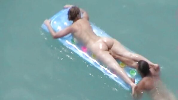 Seorang si rambut coklat berpayudara halus sedang menjilat rakannya yang bersemangat dan panas