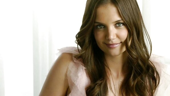 Seorang si rambut coklat berpayu dara besar sedang mengusik bibir kemaluannya dengan tangannya