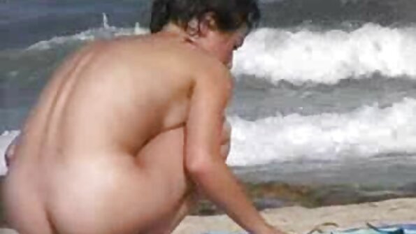 Si rambut coklat dengan mata biru cantik sedang memberi pukulan kepada seorang lelaki