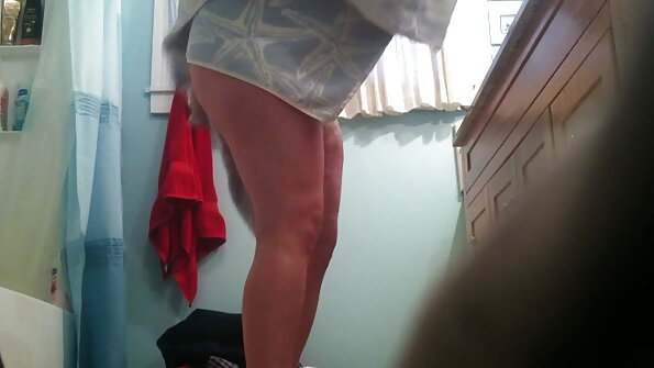 Seorang si rambut coklat dengan puting kecil mendapat batang dalam ragut berbulunya