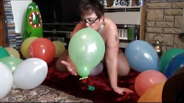 Seorang gadis cantik berambut hitam berada di atas bot di atas ayam besar