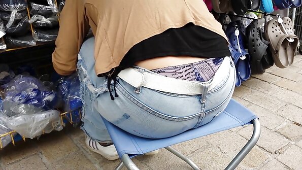 Pelacur Asia berbulu dengan kaki kurus semakin ditembusi