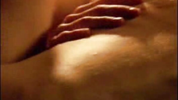 Sepasang lezi menggunakan tali pada kedua-dua lubang mereka