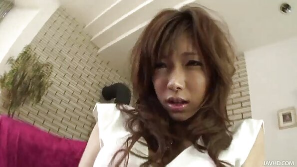 Si rambut merah yang suka disapu minyak sedang menunggang ayam besar