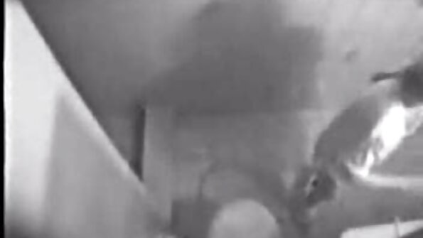 Si rambut coklat Asia Ivi Rein dipaku begitu kuat