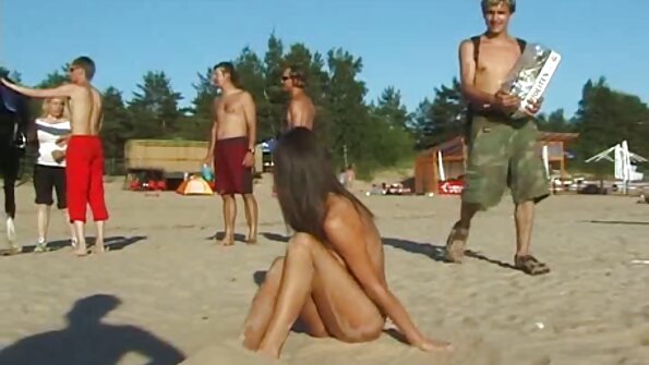 Seorang berambut perang kurus dengan pantat besar sedang merasakan zakar besar masuk ke dalam dirinya