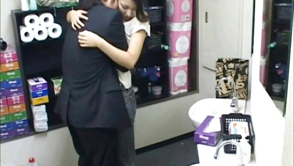 Berambut perang langsing berpayu dara kecil mendapat faraj basahnya dirempuh