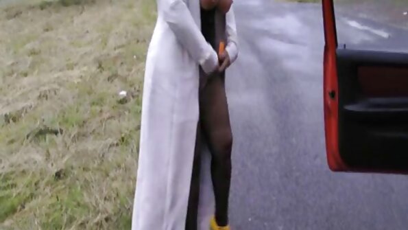 Lelaki hitam hanya memuja pantatnya yang berkulit pucat dan faraj merah jambu