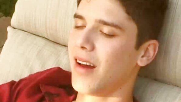 Berambut perang berada di atas sofa, telanjang dan meletakkan dildo dalam pussies mereka