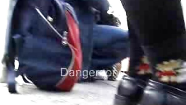 Seorang bayi dalam bikini merah jambu menjemari pukinya seperti seorang profesional