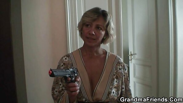 Perempuan jalang dengan pantat ketat ditipu di hadapan kamera