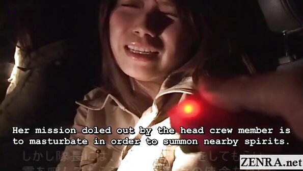 Seorang berambut perang mempunyai farajnya kacau di atas sofa oleh ereksi keras yang besar