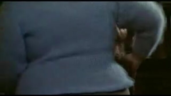 Seorang berambut perang mendapat batang besar di dalam mulutnya di dalam bilik air