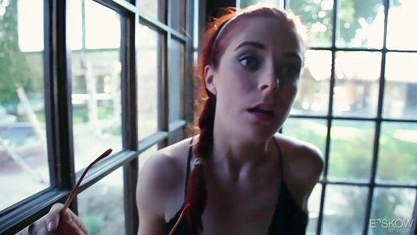 Seorang berambut perang sedang menarik batang semasa dia berada di luar dalam alam semula jadi