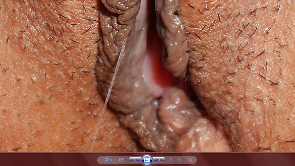 Seorang berambut perang dengan belakang yang seksi sedang diurut dan diusik oleh pasangannya