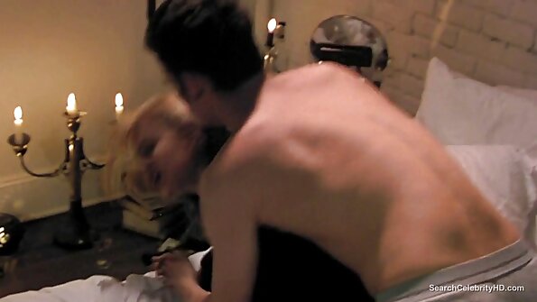 Seorang berambut perang dengan buah dada besar mempunyai beberapa keseronokan dengan farajnya sahaja