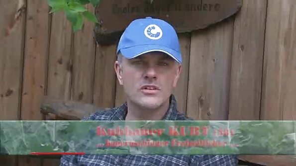 Seorang berambut perang dengan payudara semula jadi yang lembut semakin kenyang