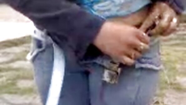 Seorang si rambut coklat yang mempunyai buah dada besar semakin disentuh di bahagian bawah tangga