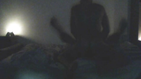 Seorang si rambut coklat dengan keldai kecil yang seksi sedang bermain dengan dirinya hari ini