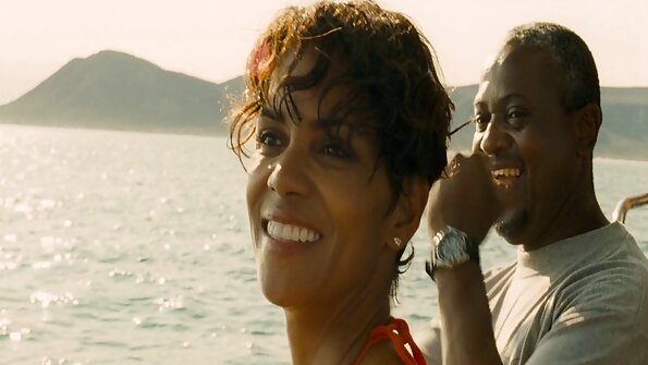 Seorang si rambut coklat berpayu dara besar sedang disetubuhi di atas sofa kulit