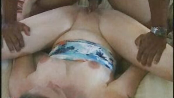 Si rambut coklat berpayu dara kecil disetubuhi oleh seorang lelaki tua kelabu