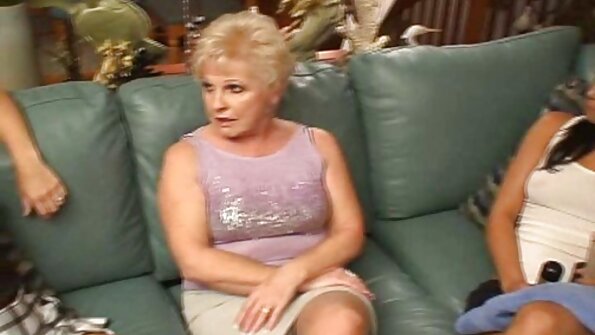 Anak ayam dengan tetek kecil merasakan farajnya diregangkan di atas sofa