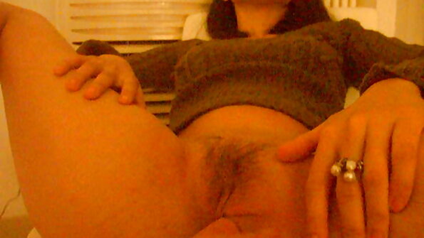 Seorang milf curvy yang mempunyai tetek palsu yang besar adalah fucking di pejabat