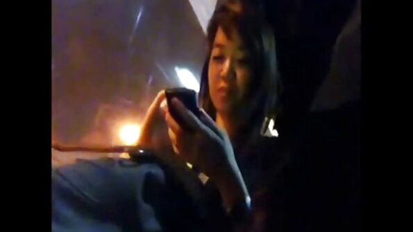 Amatur comel meletakkan bibirnya pada batang untuk menghisap