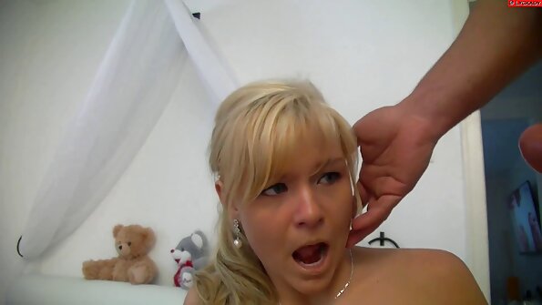 Orang latina panas dengan buah dada asli yang besar sedang mengalami seks dubur