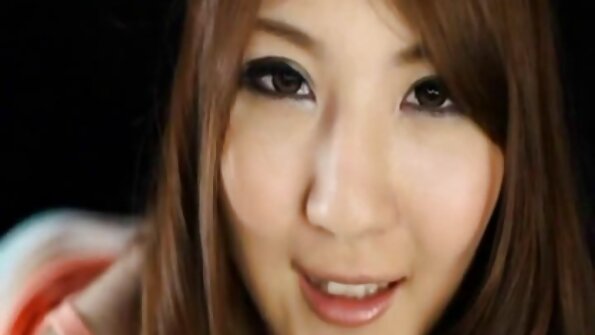 Ayam hitam yang besar semakin masuk ke dalam vagina putih yang panas