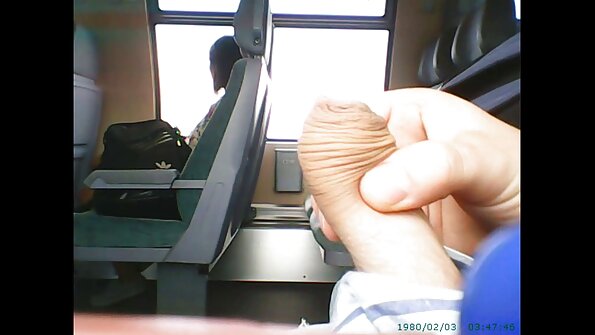 Seorang Latina dengan garis sawo matang dan rambut kerinting menunjukkan dan menggoncang pantatnya