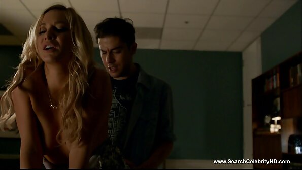 Seorang berambut perang yang cantik dengan keldai comel sedang mengerang dalam filem panas