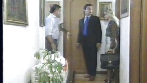 Seorang milf dengan beberapa tetek besar dan keldai yang halus menghisap zakar yang besar