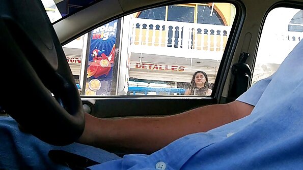 Si rambut merah yang berpayu dara besar mendapat batang dalam mulutnya