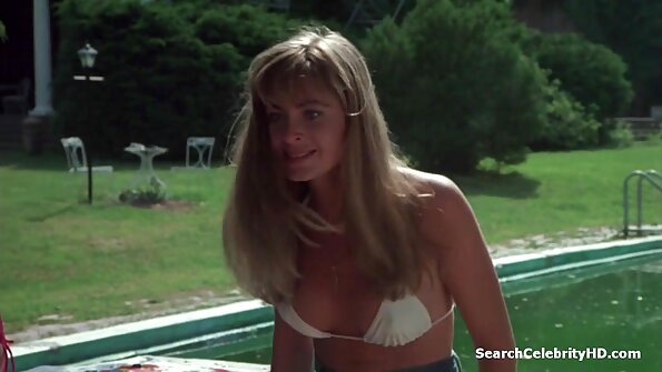 Seorang si rambut coklat seksi dengan buah dada asli dan keldai yang halus disetubuhi