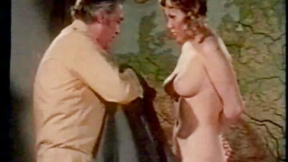 Bayi dalam coli hitam memuaskan hati lelaki yang menenangkan kelaparan seksual yang kekal