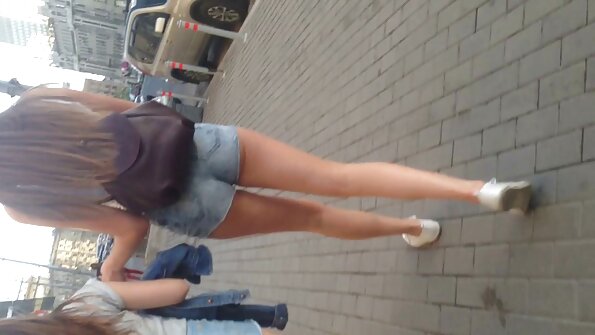 Seorang bimbo dengan ragut yang dicukur sedang melakukan dubur dekat dengan cam