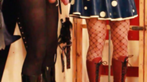 Jalang dengan rambut panjang dan puting runcing berada dalam stokin panjangnya