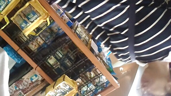 Si rambut coklat dengan badan seksi ditembusi dari belakang gaya doggy