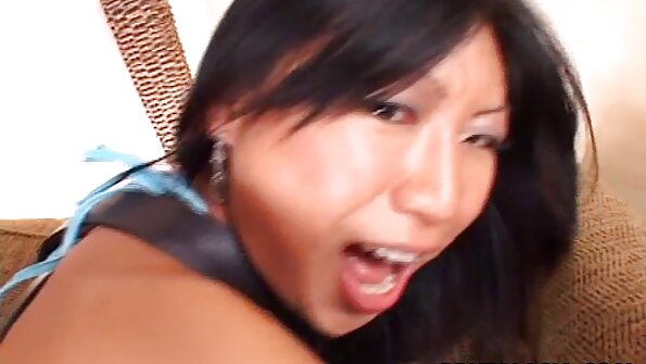 Seorang si rambut coklat dengan kasut tumit tinggi semakin menyebelahinya untuk disetubuhi