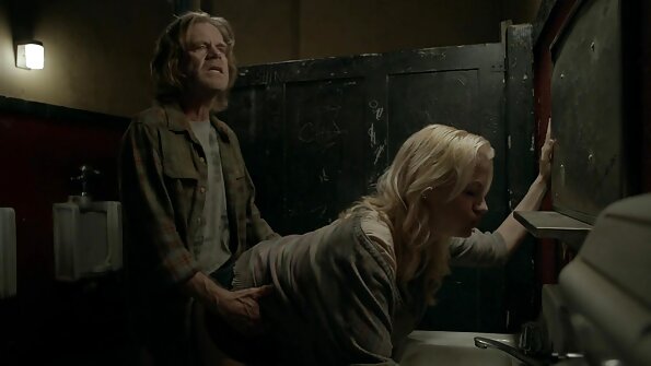 Seorang awek berada di sauna dan dia semakin dijilat dan dicium