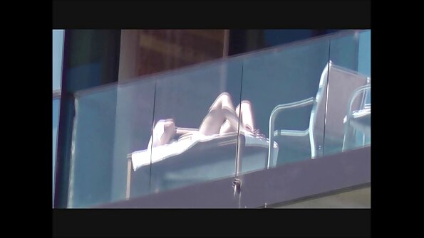 Seorang lelaki dengan zakar besar sedang meniduri si rambut coklat di hadapan lelakinya