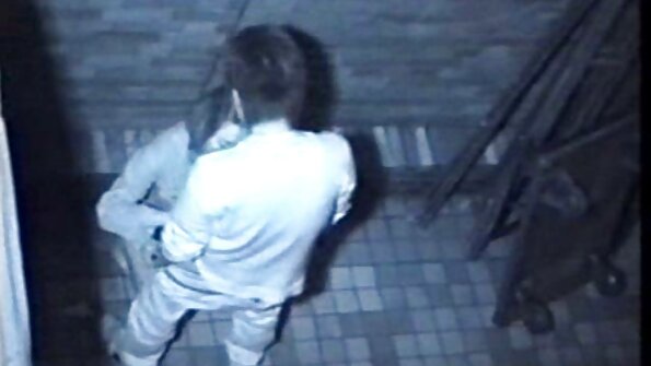 Si rambut coklat tegar dengan buah dada kecil sedang dalam tahanan