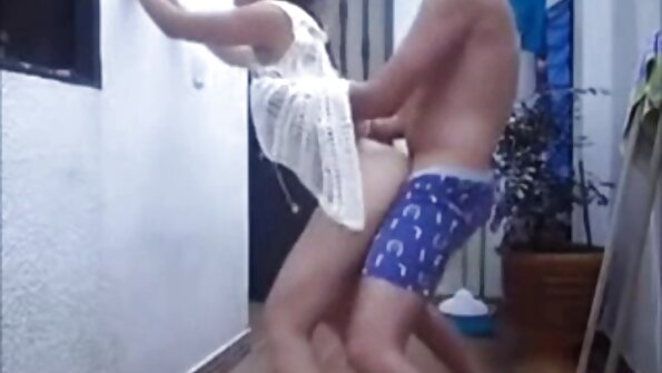 Perempuan murahan miang dengan keldai seksi semakin meraba-raba semasa dia berada di atas katil