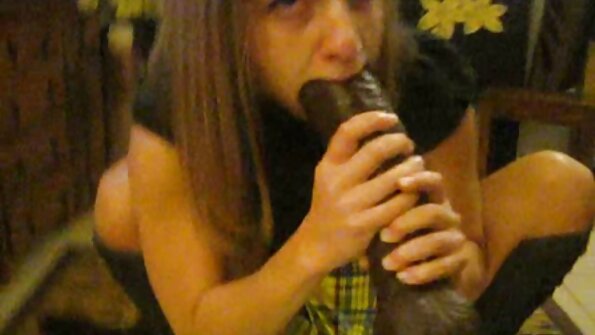 Anak ayam berambut hitam panas sedang menolak dildo ke dalam kemaluannya